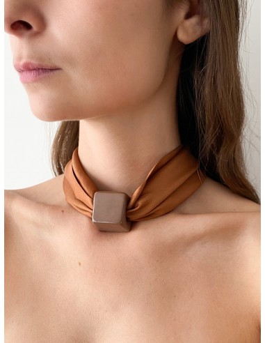 Silk ceramic necklace / Brown sur le site 