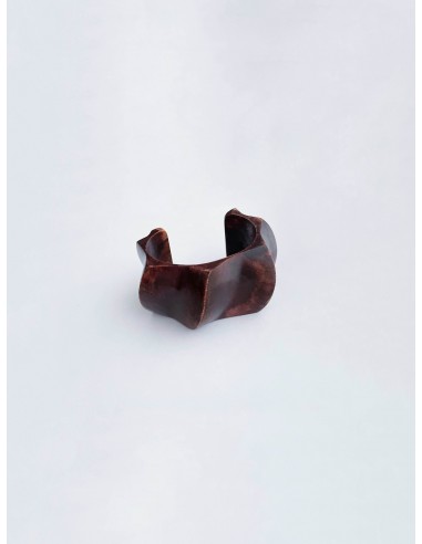 Carved cuff bracelet in patinated wood sélection de produits